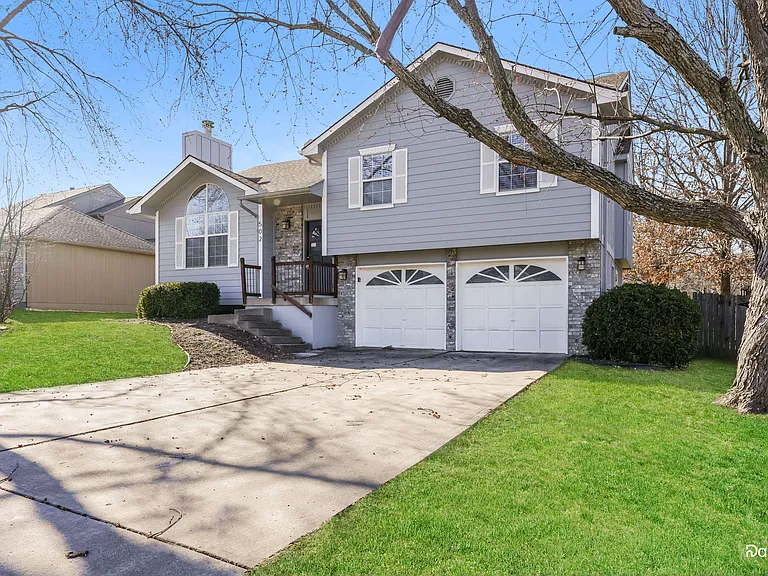 502 Woodson Ln — Photo 2
