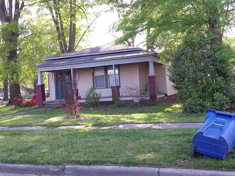 403 Center St — Photo 2
