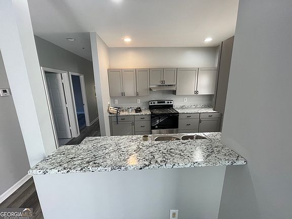 3rd image of 901 Hall St NW