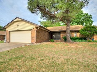 813 N Parkview Cir, Moore, OK 73170