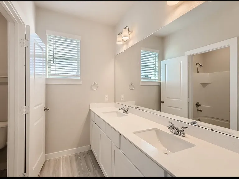 1325 Creekbank Dr — Photo 9