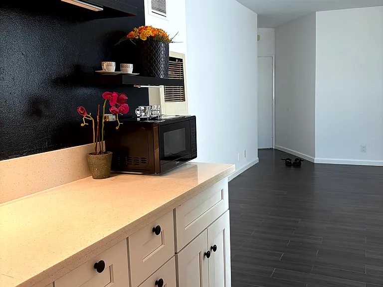 11831 Mayfield Ave #6 — Photo 2