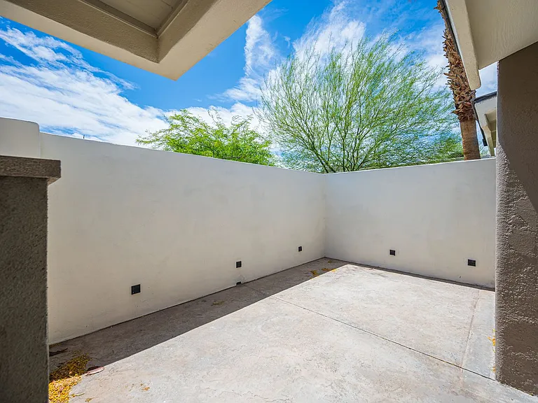 330 E Country Club Dr — Photo 6