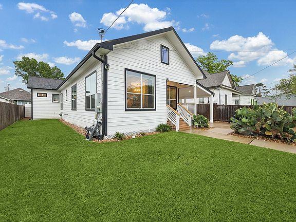 4th image of 2112 Common St