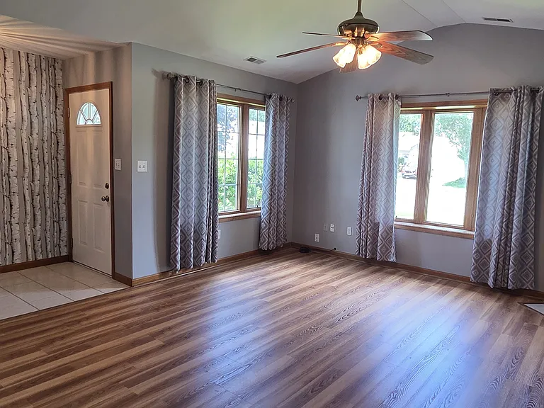 1610 Beech Dr — Photo 2