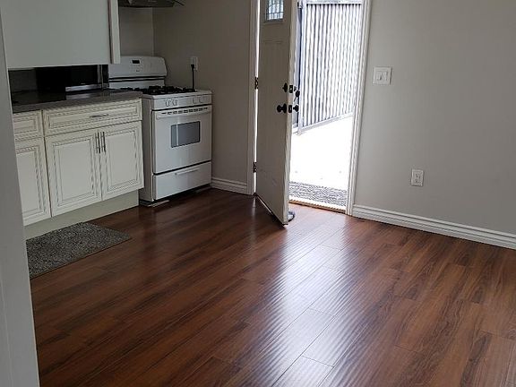 3rd image of 15847 Leadwell St