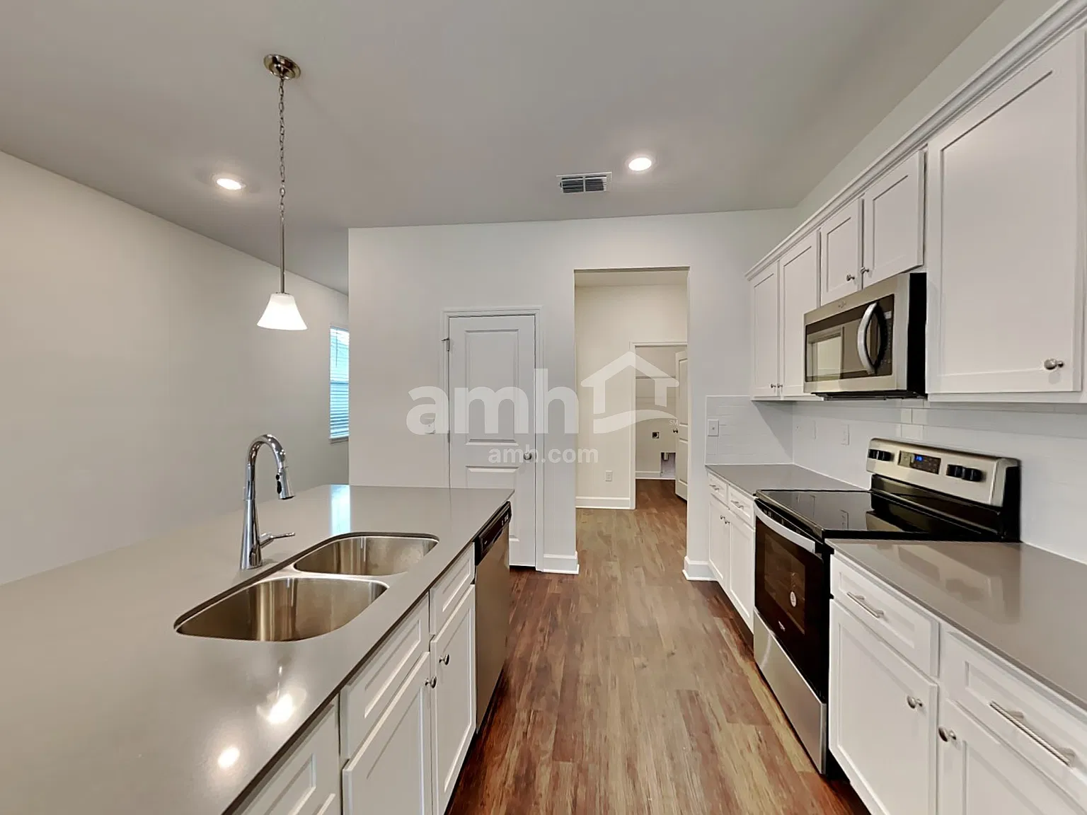 3 bed, 2.0 bath, 1588 sqft, $2,305 — Photo 4