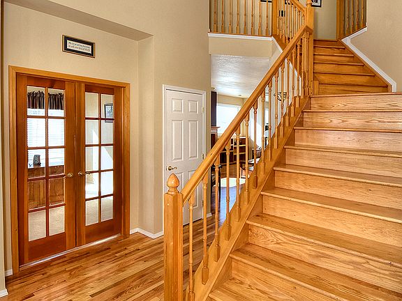 Hardwood entry w/closet
