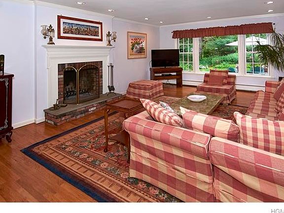 3rd image of 2383 Evergreen St
