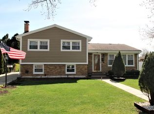 1005 S Robert Dr, Mount Prospect, IL