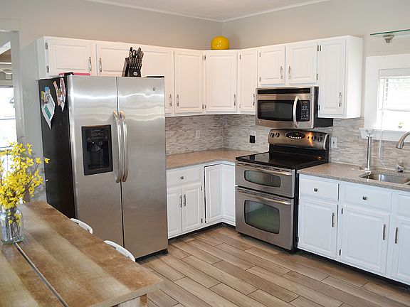 3rd image of 87 Eastman Ave