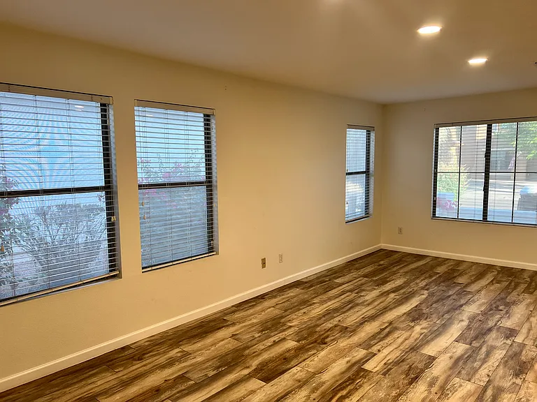 3728 E Liberty Ln — Photo 16