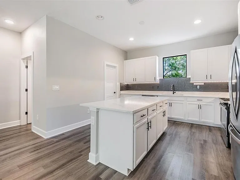 1302 W Carmen St #1 — Photo 6