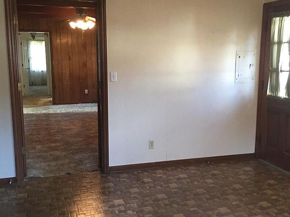 5th image of 907 Parkway Dr S