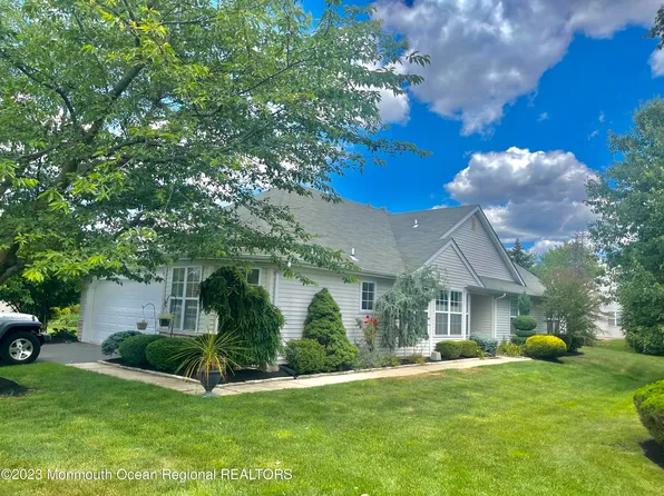27 Oakmont Road, Lakewood, NJ 08701