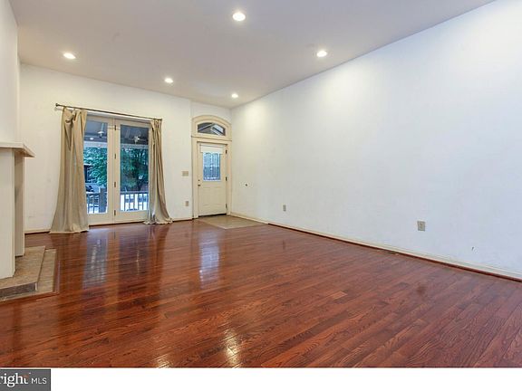 4th image of 4421 Sansom St
