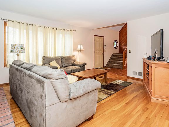 4th image of 682 Longview Dr