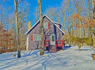 7410 W Dogwood Ln, Cresco, PA 18326