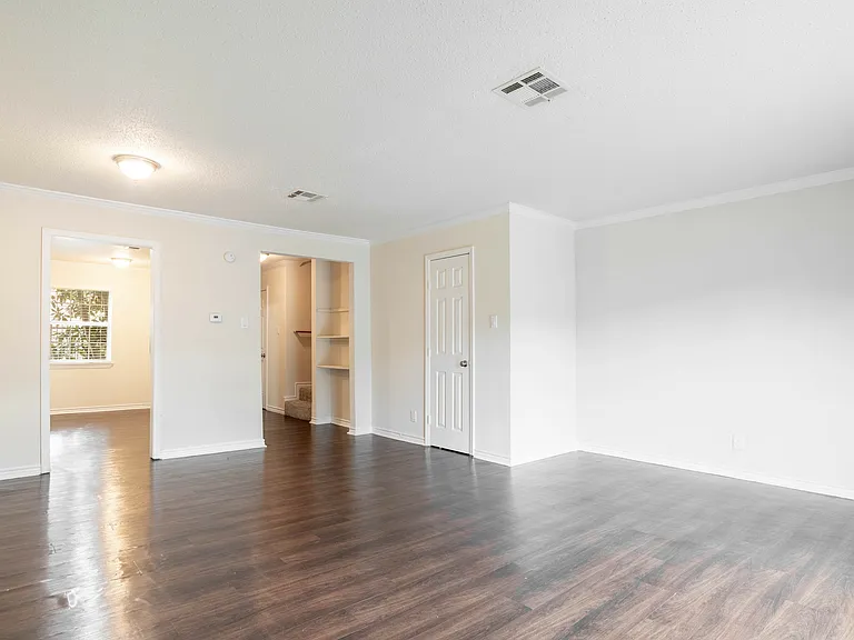 Camelot Apartments — Photo 40