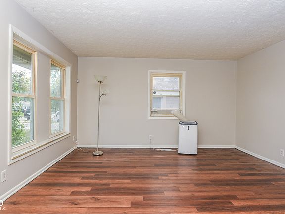 3rd image of 3624 N Parker Ave