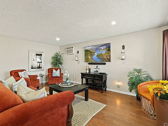 3rd image of 3834 Vineland Ave