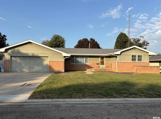 160 Half Moon St, Lincoln, IL 62656