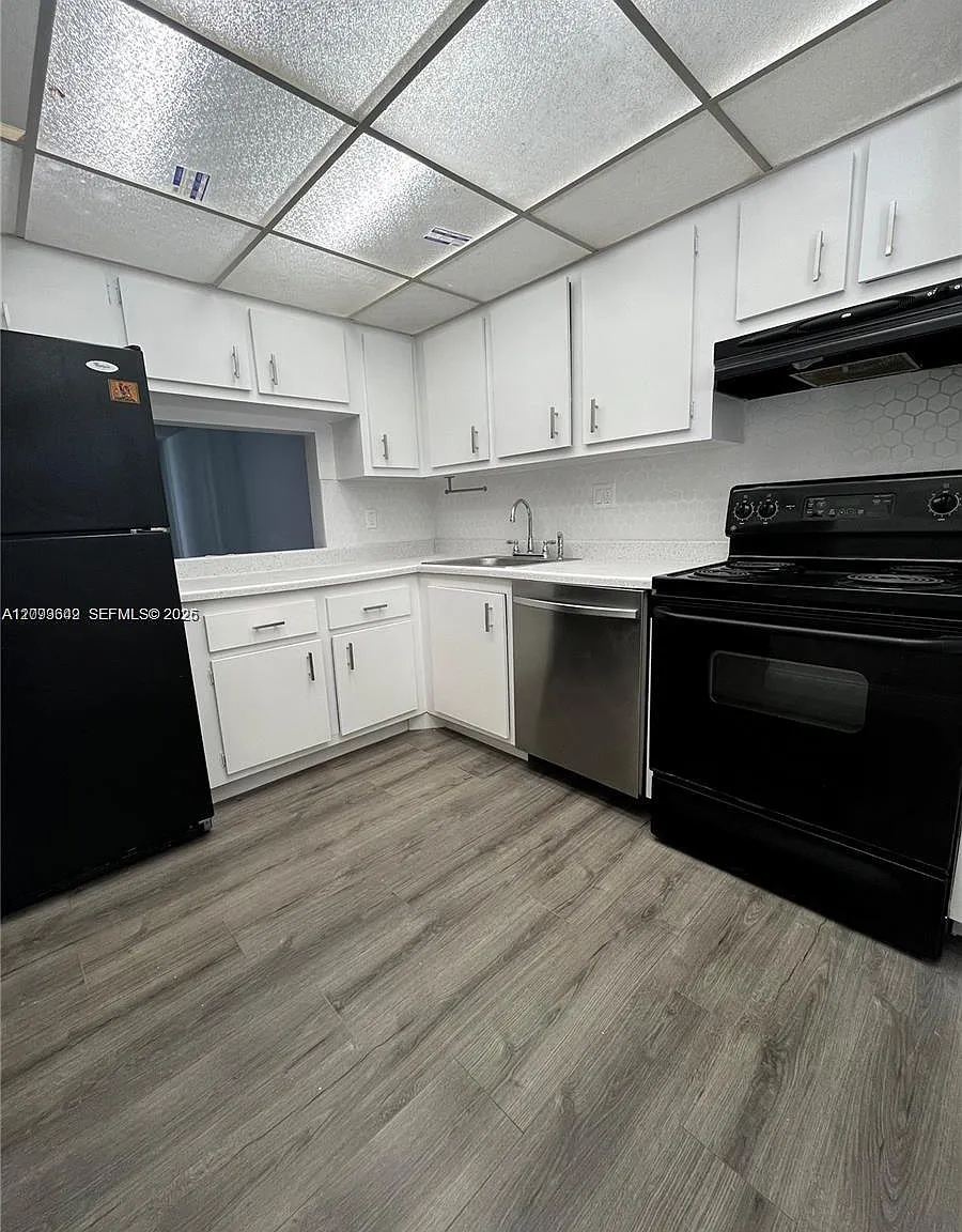 Sands Point Condominium V — Photo 1
