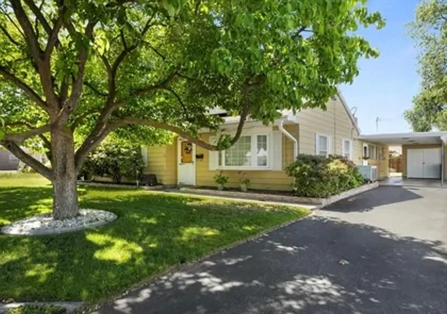 Spacious 4-Bedroom Home with Solar Panels in Richland — Photo 3