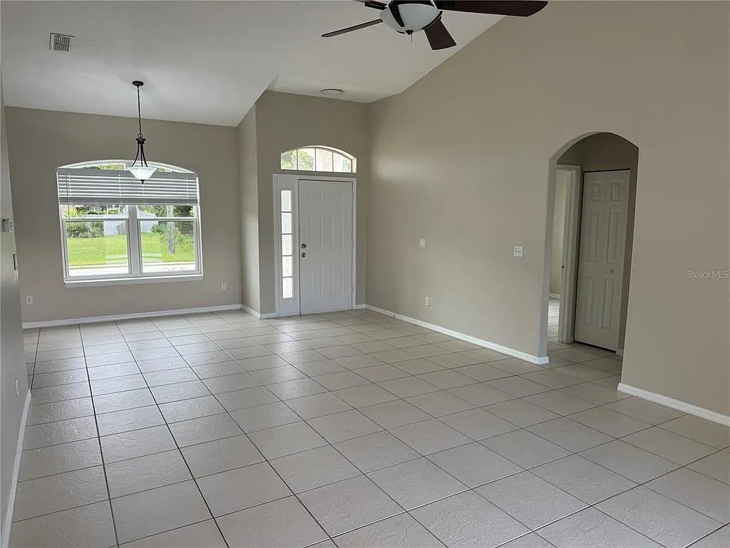 3 bed, 2.0 bath, 1331 sqft, $1,800 — Photo 4