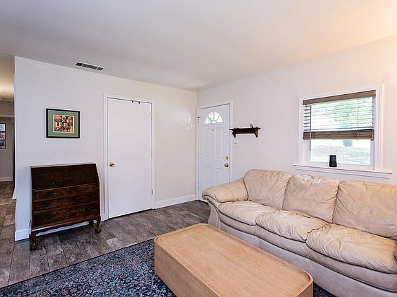 3rd image of 9 Plummer Pl