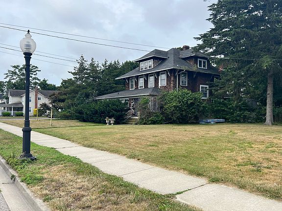 4th image of 240 N Ocean Ave