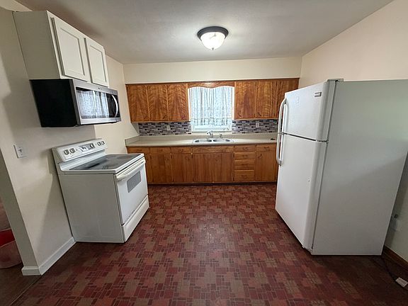 4th image of 302 Main St