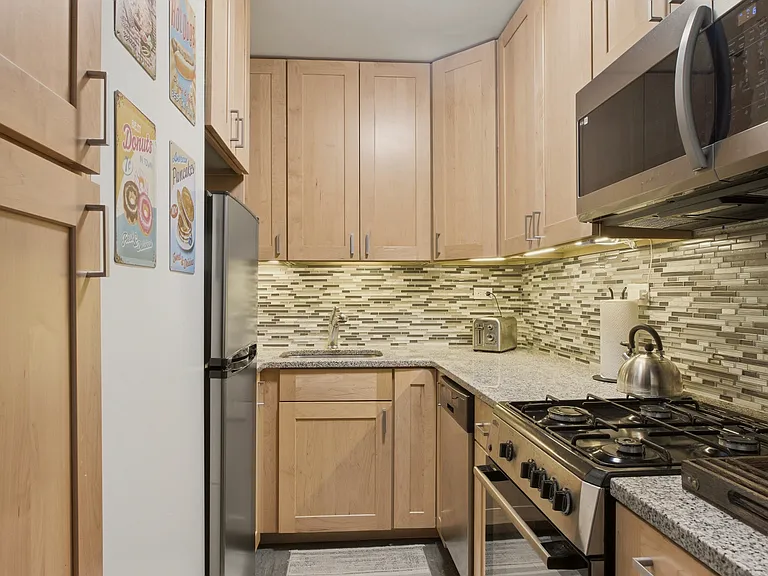 153 E 57th St #17B — Photo 6