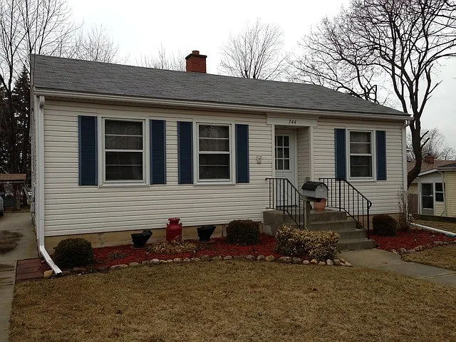 744 N Root St photo 1