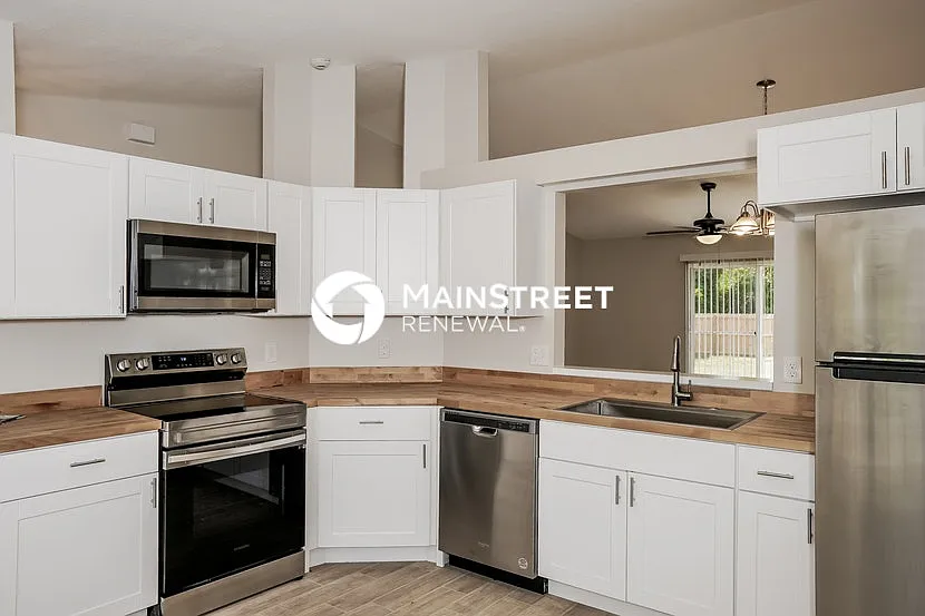 1722 Elmhurst Cir S E — Photo 4