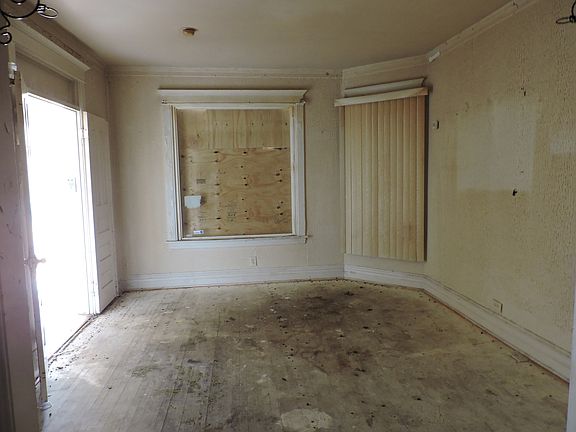 3rd image of 850 N Lockwood Ave