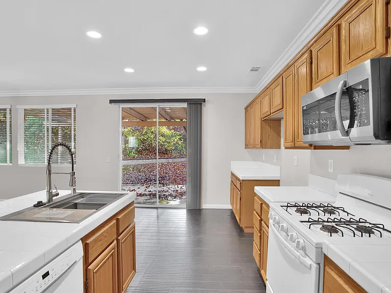 409 Sutro Ct — Photo 8