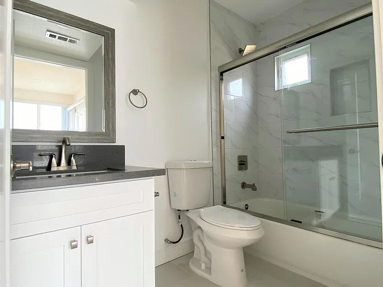 545 1/2 N Kingsley Dr — Photo 14
