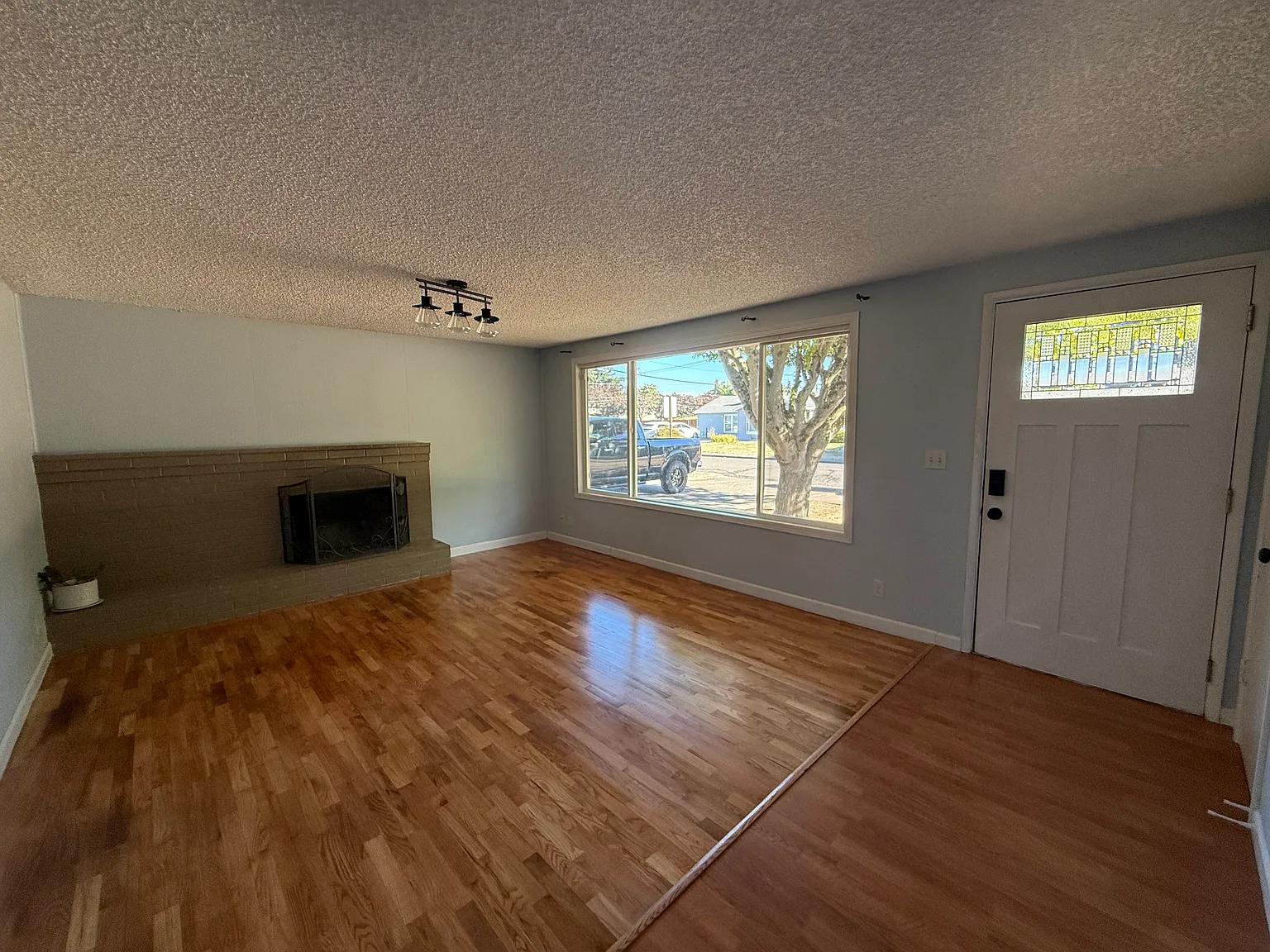 3 bed, 1164 sqft, $2,300 — Photo 2