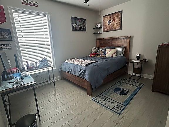 3rd image of 1423 Fenton Cir