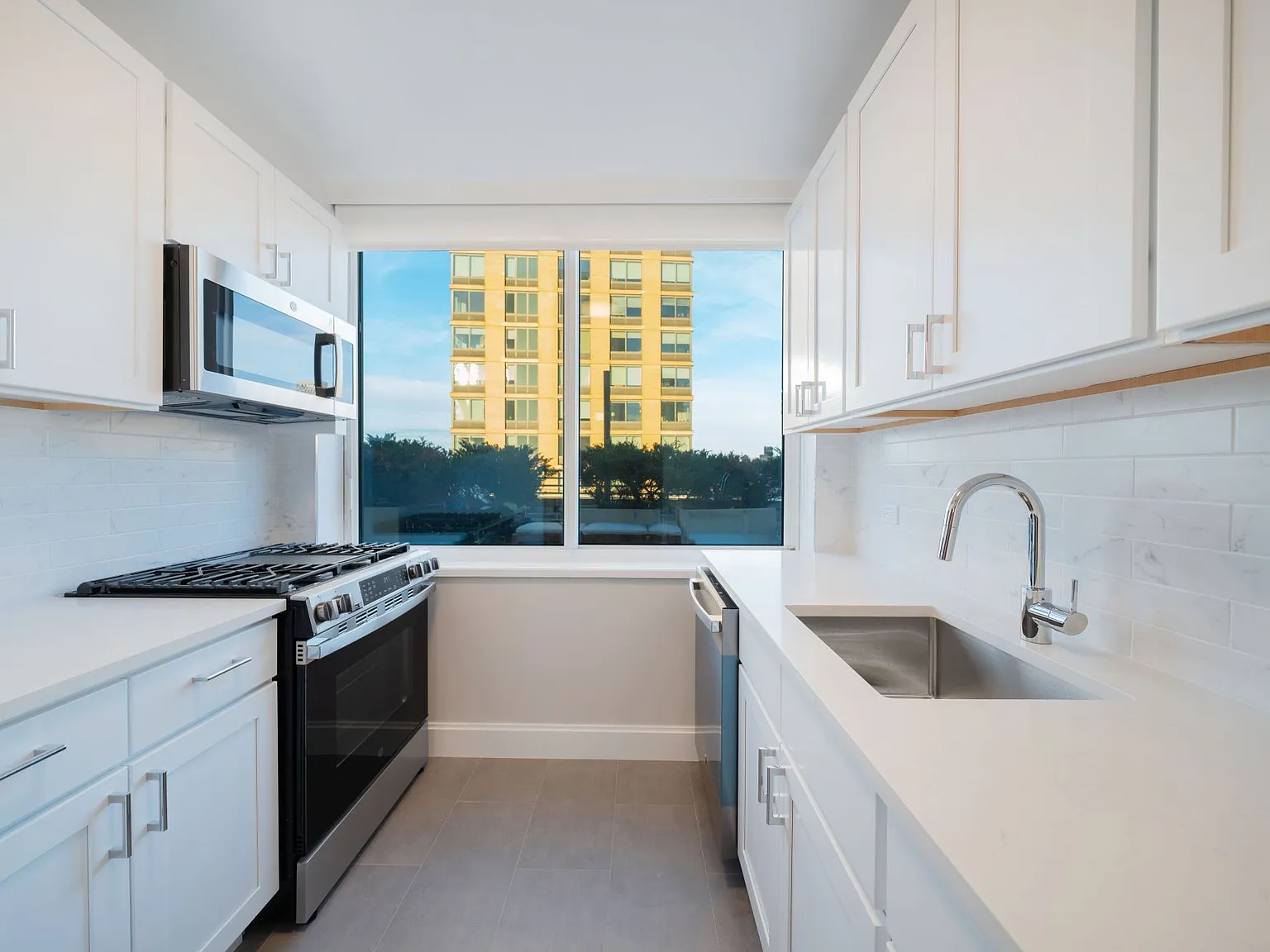 140 Riverside Boulevard — Photo 2
