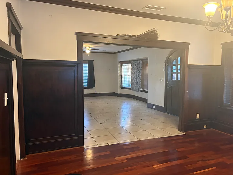 2320 S La Salle Ave — Photo 9