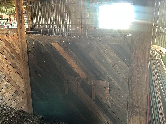 3rd image of 700 Vandiver Rd