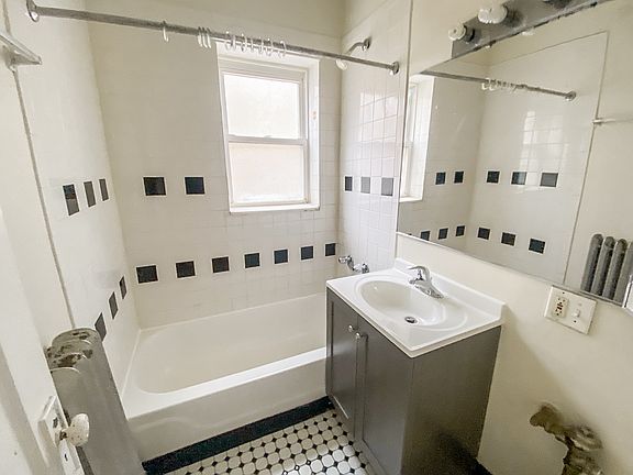 4th image of 3914 1/2 N Pine Grove Ave #2E