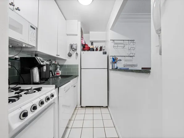 310 East 70th Street image 4 of 6