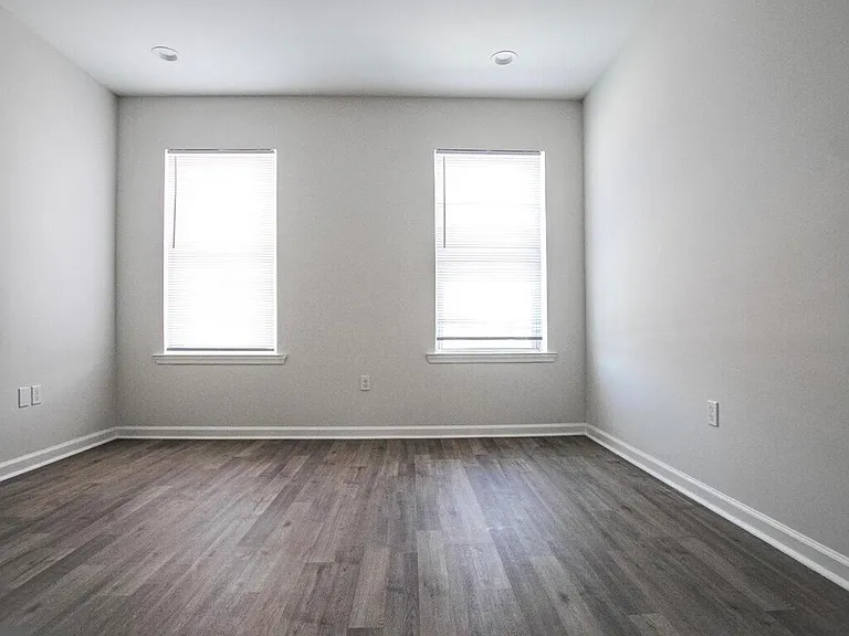 2727 E Monument St — Photo 13