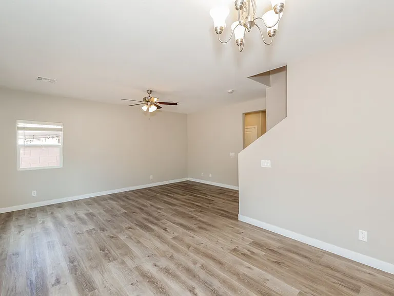 10215 Cougar Crossing St — Photo 7