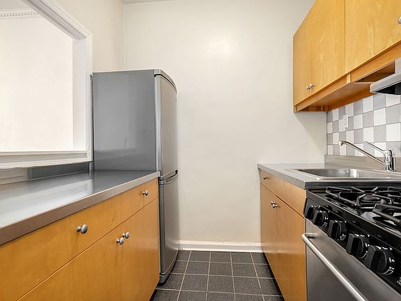 3rd image of 326 E 83rd St #5L