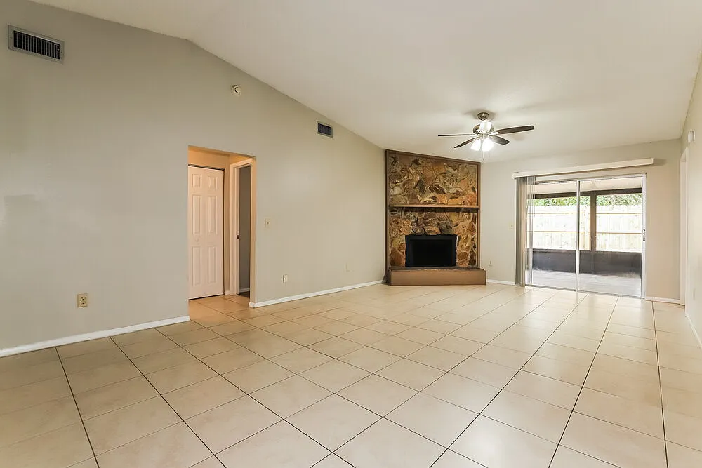 4 bed, 2.0 bath, 1433 sqft, $1,990 — Photo 3