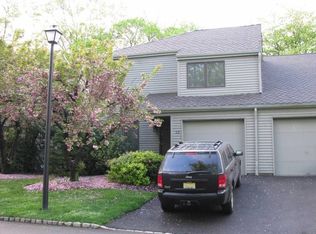 13 Stonegate Dr, Roseland, NJ 07068
